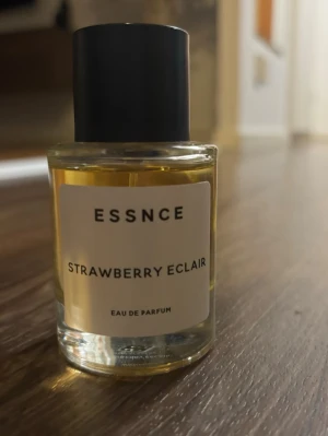 ESSNCE Strawberry Eclair parfym - ESSNCE Strawberry Eclair Eau de Parfum. Doften har en söt och fruktig karaktär med inslag av jordgubb. Endast testad, 50ml 