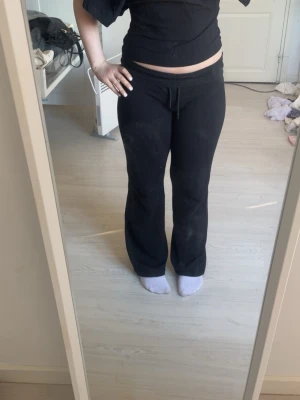 Svart croppad t-shirt från Nelly - En enkel svart croppad t-shirt från Nelly med rund hals och korta ärmar. T-shirten är i mjuk bomull och har en avslappnad passform som passar perfekt till jeans eller mjukisbyxor.