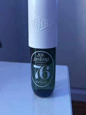 Sol de Janeiro Cheirosa 76 Parfym - Sol de Janeiro Cheirosa 76 är en parfymmist i en mörkgrön glasflaska med vit plastkork. Doften har inslag av midnattsjasmin, svart vinbär och amberträ. Använd men inte jättemycket, luktar gott.