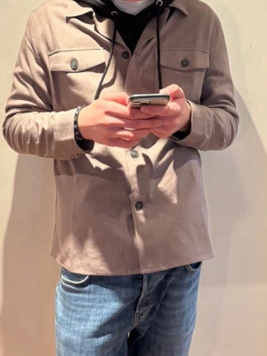 Lindbergh Overshirt  - || Otrolig fet overshirt perfekt till våren och sommaren || storleken är M och sitter tts || kvitto finns, köpt för 1299kr | perfekt skick || hör av er vid frågor ||