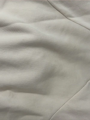 Beige hoodie med dragkedja - Säljer en stilren beige hoodie med dragkedja framtill. Hoodien har ribbade muddar vid ärmslut och nederkant samt en mjuk bomullskänsla. Perfekt för en avslappnad och trendig look.