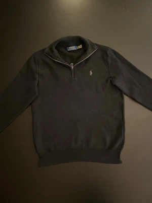 Ralph lauren half zip - Ralph lauren polo half zip använd ett fåtal gånger. Säljer pågrund av att den är för liten. Hör av er om ni har några frågor