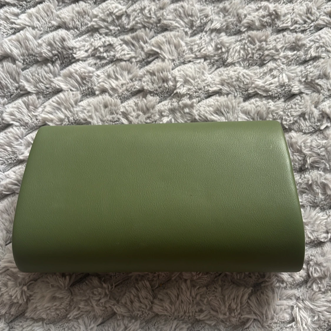 Olivgrön kuvertväska i skinnimitation - 1