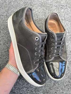 Lanvin uk11 mörkgrå - Säljer dessa sjukt snygga lanvins som är perfekta nu för sommaren! Size uk11 som motsvarar 45-46! Skick 8,5/10! Nypris 5000kr mitt pris endast 2199kr kan gå ner i pris vid snabb affär! Lanvin dustbag ingår! Hör av dig vid minsta fundering! Köp gärna med instabox 🤩📦