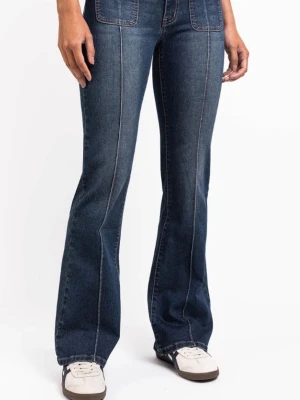 Blå utsvängda jeans från Madlady - Säljer ett par mörkblå utsvängda jeans från Madlady med hög midja och stora fickor framtill. Jeansen har markerade sömmar och är tillverkade i klassisk denim. Perfekta för dig som gillar retrostil och vill ha ett par riktigt snygga jeans.