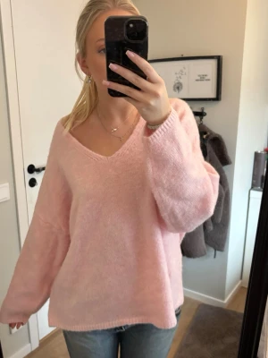 Rosa stickad tröja  - Super mysig ljusrosa stickad tröja, storlek S, väldigt oversize, aldrig använd. Köpt från asos i märket pieces 