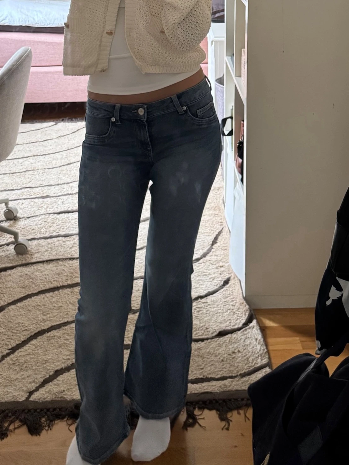 Blå bootcut jeans med tvättade detaljer - 1