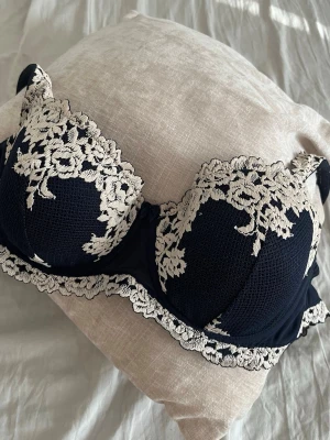 Mörkblå bh med spetsdetaljer - Använt två gånger