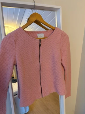 Rosa kofta - Rosa kofta från VILA. Fint skick, nopprig insida🙌🏻🌷