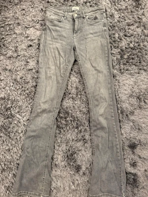 Bootcut jeans - Grå mid waist jeans från only, storlek M, längd 34. Jättebra skick!