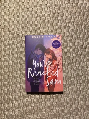 You've Reached Sam av Dustin Thao - En engelskspråkig pocketbok med färgstarkt omslag i lila, blått och rosa toner. Boken är skriven av Dustin Thao och handlar om kärlek, förlust och att få en andra chans att säga hejdå. Så bra!