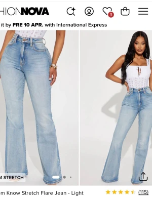 Ljusblå flare jeans från Fashion Nova - Säljer ett par ljusblå high waist jeans från Fashion Nova med utsvängda ben och klassisk femficksdesign. Jeansen har stretchigt material för extra komfort och en snygg vintage tvätt. Perfekta för dig som gillar trendiga och bekväma jeans med 70-talsvibe.