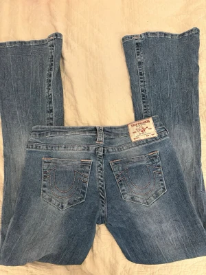 Blå bootcut jeans från True Religion - Säljer dessa true religion jeans då de inte kommer till användning. Använt 2-3 gånger och priset kan diskuteras. 