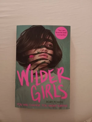 Wilder Girls - En New York Times-bästsäljare!  📚Perfekt för dig som gillar spänning och mystik. Köpte den för 180 kr, och nu när jag läst klart den säljer jag boken för 75kr+frakt!💰❤️