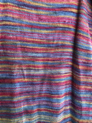 Stickad klänning i Regnbågs-färger, stl S, hippie-style - Bohemisk stickad klänning i regnbågens färger, stl S i hippie-style. med smala axelband och v-ringning. Klänningen är stickad i bomull och har ett randigt mönster i blått, rosa, gult och lila. Knälång modell. Perfekt för dig som gillar unika plagg med mycket färg och en avslappnad passform. Cool factor.