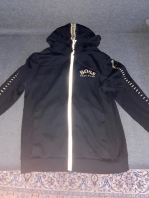 Svart hoodie från Hugo Boss - hugo boss hoodie från jhonnells i storlek S.