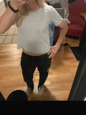 Ljusblå t-shirt - En enkel ljusblå t-shirt med rund hals och korta ärmar. T-shirten har en avslappnad passform och är tillverkad i mjuk bomull, perfekt för en chill vardagslook.