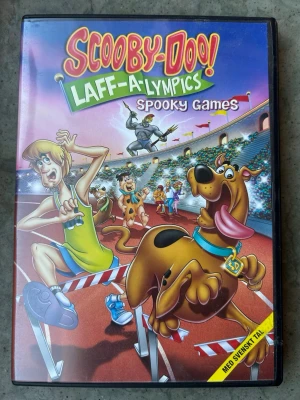 Scooby doo! Laff-a-Lympics dvd - Innehåller avsnitten Scooby-Doo! Spooky Games, Spain/Himalayas, India/Israel, Africa/San Francisco och Grand Canyon/Ireland.  Finns på språk: Svenska, Engelska, Tjeckiska, ungerska, Italienska, Ryska, Spanska   OBS!! skivorna är begagnade så det kan förekomma repor/hairlines på skivorna, men då jag kollar igenom alla filmer jag säljer garanterar jag att alla funkar felfritt om inget annat står! :)