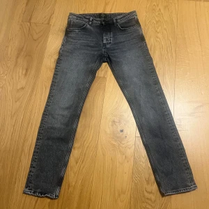 Svarta jeans från Neuw - Snygga svarta jeans från Neuw med rak passform, knappt använda. Storlek 29:32