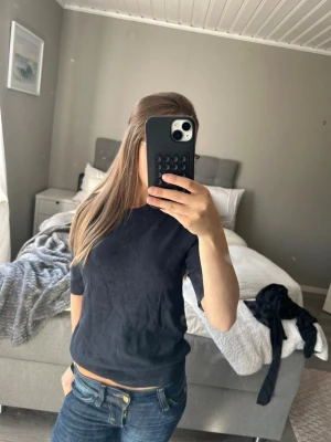 Svart kortärmad topp i bomull - En enkel och stilren svart topp med korta ärmar och rund hals 💞