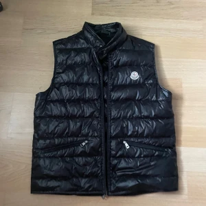 Moncler gui väst - Moncler gui väst i storlek 4/L (inget kvitto)