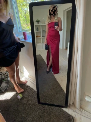 Balklänning - Säljer min så så fina balklänning. Har endast använt den en gång ( på balen ) och var väldigt försiktig då så den har inga tecken på användning och inga defekter! Är 170 cm som referens!