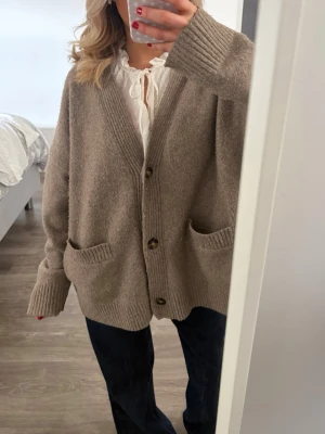 Cardigan  - Säljer min superfina cardigan från monki! Den är lite oversized i passformen💕