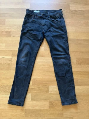 Replay anbass - Säljer dessa feta Replay anbass jeansen. Det är i mycket bra skick och nästan inte använda. W32