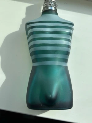 Jean Paul Gaultier Le Male parfym - Ungefär hela kvar Klassisk herrparfym från Jean Paul Flaskan är i frostat glas med turkosblå och silverfärgade ränder samt metallfärgad spraykork. 