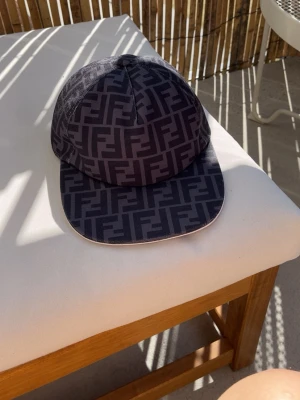 Svart Fendi keps  - Säljer en svart keps från Fendi perfekt för dig som vill ha en snygg och exklusiv keps inför sommaren 