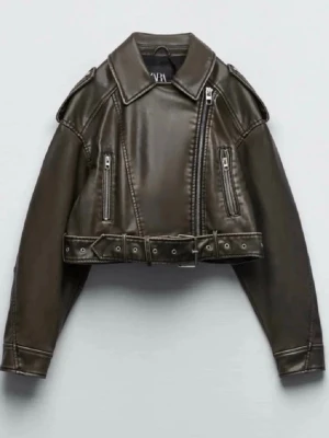 Svart biker skinnjacka från Zara - Snygg svart biker skinnjacka från Zara med croppad passform, bred krage och asymmetrisk dragkedja. Köpte denna sommaren och är använt fåtal gånger i storlek M. Inga defekter osv.