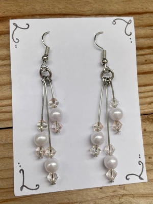 Örhängen - Örhängen med silverfärgade krokar, gjorda av mig💕