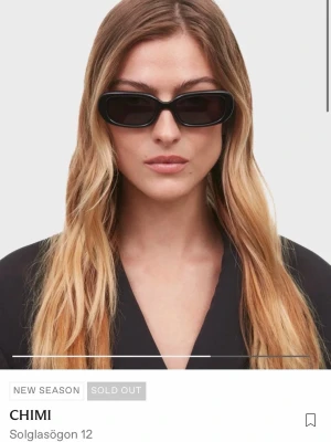 Svarta CHIMI solglasögon - Snygga svarta solglasögon från CHIMI i modell 12 med rektangulär form och bred båge.   Skick: Någon repa på bågen, samt en liten repa på ena glaset, dessa syns knappt eller går att fånga på bild. Ena bågen är lite lös men som går att spänna åt med kniv/skruvmejsel som vanligt eller hos solglasögon butik gratis.  Inköpta för 1400kr på Wakakuu. Säljs utan fodral