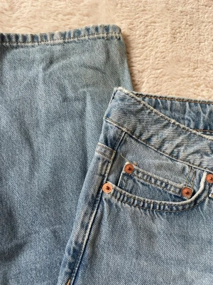 Straight jeans - Jättefina raka jeans som tyvärr blivit för små. Endast använda ett fåtal gånger så därför mycket bra skick! De passar perfekt nu till våren och sommaren tillsammans med en vit tröja.