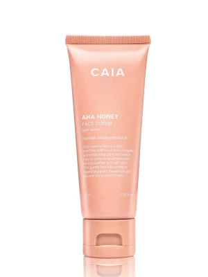CAIA AHA Honey Face Scrub - AHA Honey Face Scrub från CAIA i en persikofärgad tub med skruvlock. Innehåller fruktsyra (AHA), mandelolja och exfolierande partiklar för att ta bort döda hudceller och ge mjukare hud. Tuben rymmer 75 ml och är enkel att använda i din hudvårdsrutin. ENDAST TESTAD EN GÅNG!!