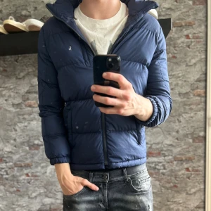 Ralph Lauren Jacka - Bra skick, en liten lagning samt lite slitet tryck men annars mycket fint skick!. Storlek XS passar dig som är mellan 165-175cm. Nypris ca 4000kr. Modellen är 185 cm, 79 kg(sitter ca 15 cm för kort). Passar bra nu till höst/vinter. Skriv för mer information!🤝