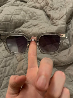 Grå transparent CHIMI solglasögon - Säljer ett par stilrena solglasögon från CHIMI med transparent grå båge och fyrkantig form. Glasen är mörka och ger en cool vibe. Designade i Stockholm och perfekta för dig som vill ha en modern accessoar.  lite repor men inget som syns 