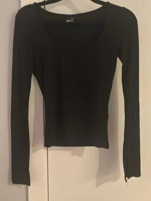 U-ringad topp - U-ringad topp från Gina tricot. Passar xxs/xs. Inga defekter.