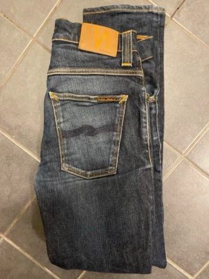Nudie Jeans Grim Tim dry navy jeans - Riktigt feta mörkblå Nudie Jeans Grim Tim i storlek W31 L32. Köpta på Plick. Jag är 175 & väger 70kg. Hör av er vid frågor eller funderingar! 