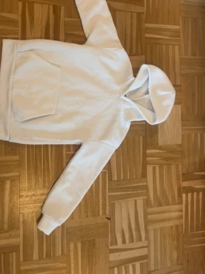 Hoodie - Aldrig använd, bra material, säls för de ej används, pris kan diskuteras.