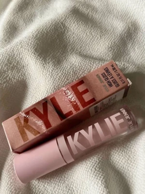 Kylie Jenner High Gloss  - Säljer ett Kylie Jenner High Gloss läppglans i nyansen 317 Klear. Oanvänd
