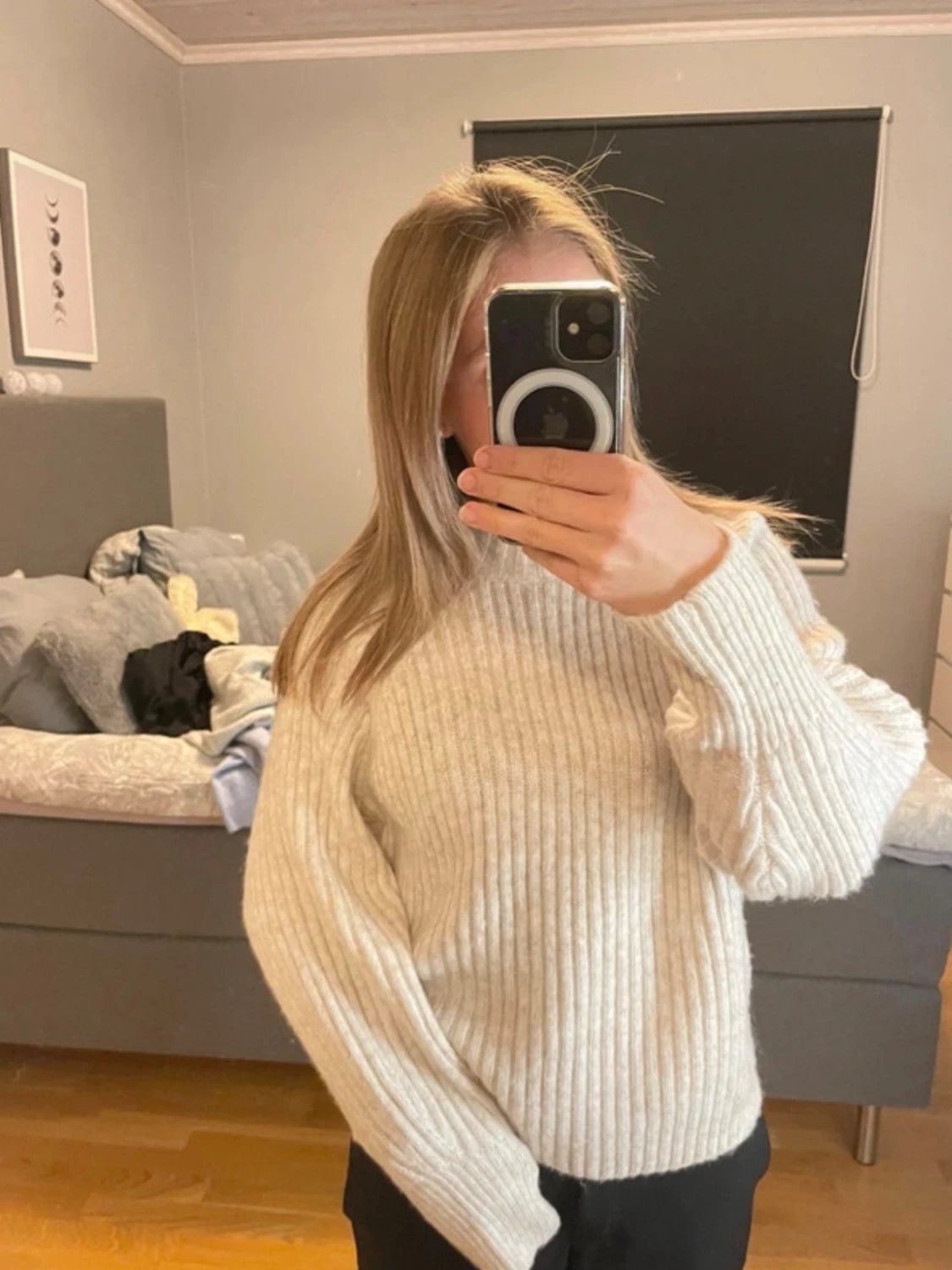 Ljusbeige ribbstickad tröja