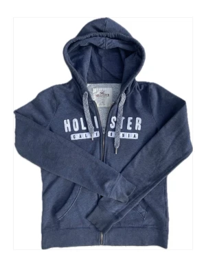 Hollister ziphoodie - Nyskick Marinblå Storlek M! Normalstor i passformen Diskuterar gärna priset, fråga mig om du tänker på något