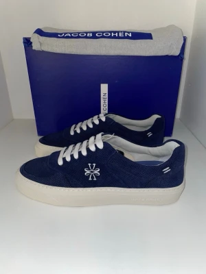 Jacob Cohen Skor  - Hej! Säljer nu dessa väldigt snygga och eftertraktade Jacob Cohen skor! Skorna är slutsålda överallt och går inte att få tag på… Skorna är perfekt nu till våren. Storlek 41.5 Skick: 10/10 helt nya med OG Nypris: 6000 kr Säljs för: 2499 kr