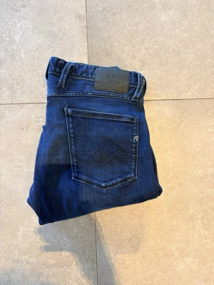 Replay anbass  - Tjena, säljer nu dessa riktigt snygga Replay anbass i Stl W30 L34. Dom är i riktigt bra skick. Nypris 1600✅Vid minsta funderingar så är det bara att höra av sig//Allt gott