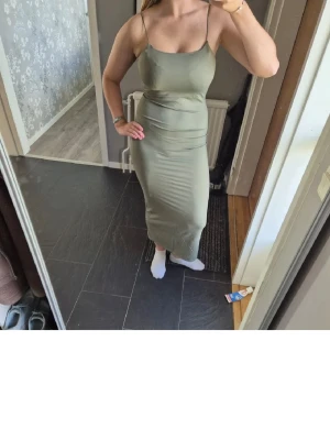 Olive green satin maxi dress Pull&Bear NEW with tags size💚 - Elegant olive green satin maxi dress from Pull&Bear with thin straps and a flattering fit. Soft, slightly shiny material that gives a stylish and classy look. Perfect for parties, summer events or special occasions. Never worn, still has original tag attached. Selling to clear out my wardrobe. ❣️Flattering body-hugging fit❣️Elegant satin look❣️Perfect for parties, dinners or summer events