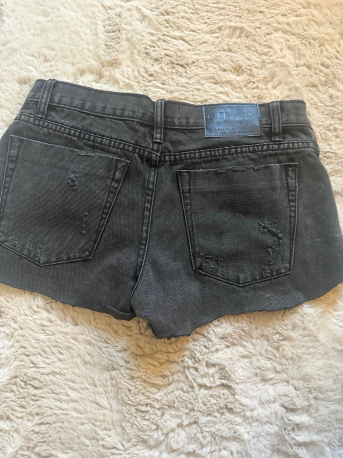 Svarta denimshorts med slitningar - 1