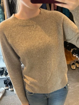 Beige stickad tröja  - Basic o mjuk stickad tröja från vero moda. Typ aldrig använd, dvs bra skick o inga defekter. Skriv för fler bilder 🤗
