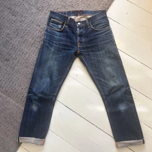 Mörkblåa Nudie Grim Tim Dry Selvedge Jeans  - Sjukt snygga Nudie jeans i Grim Tim modell. | W30 L32 | Riktigt fint skick, inga hål eller ens någon början till hål. | Midja: 41,5 cm, Rise: 23,5 cm, Innerbenslängd: 74 cm, Fotvidd: 18 cm. | Skriv vid minsta fundering. 
