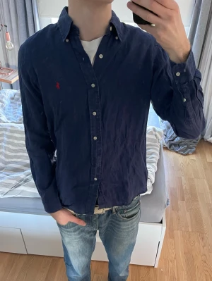 Linneskjorta från Ralph Lauren - Snygg mörkblå skjorta från Ralph Lauren i 100% linne | Storlek M | Fint skick✅|